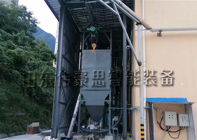 泥漿助劑噸袋拆包設(shè)備，噸包自動(dòng)破包機(jī)工作現(xiàn)場(chǎng)